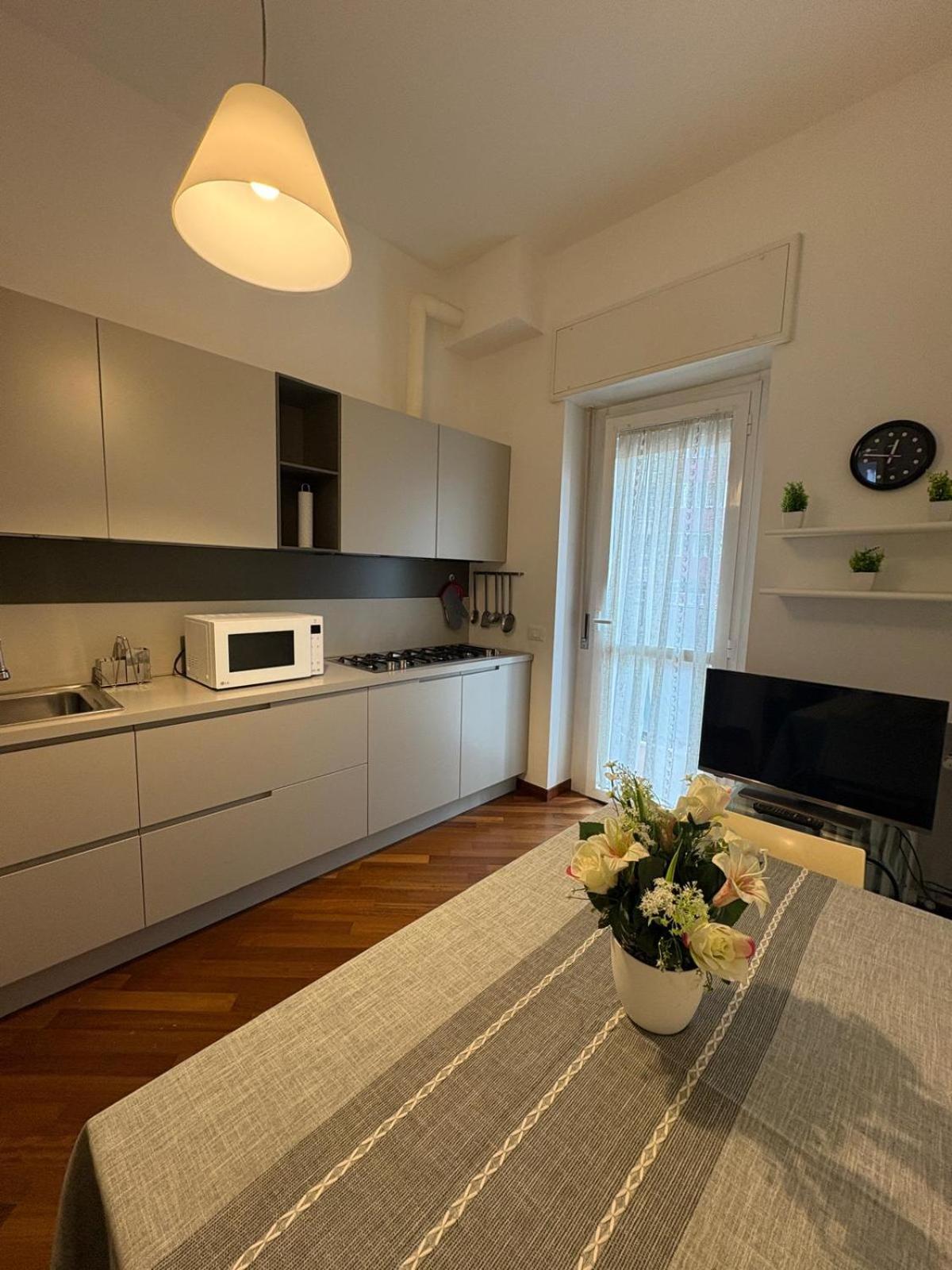 Bocconi - Porta Romana 4 Da Letto Con 2 Bagni Privati Appartement *