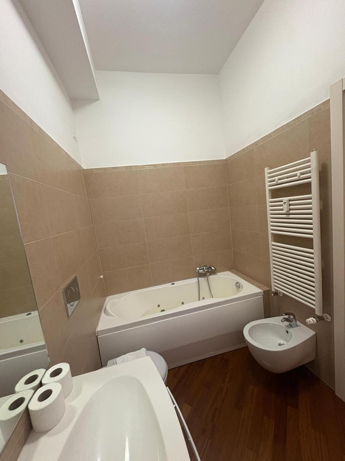 Bocconi - Porta Romana 4 Da Letto Con 2 Bagni Privati Appartement