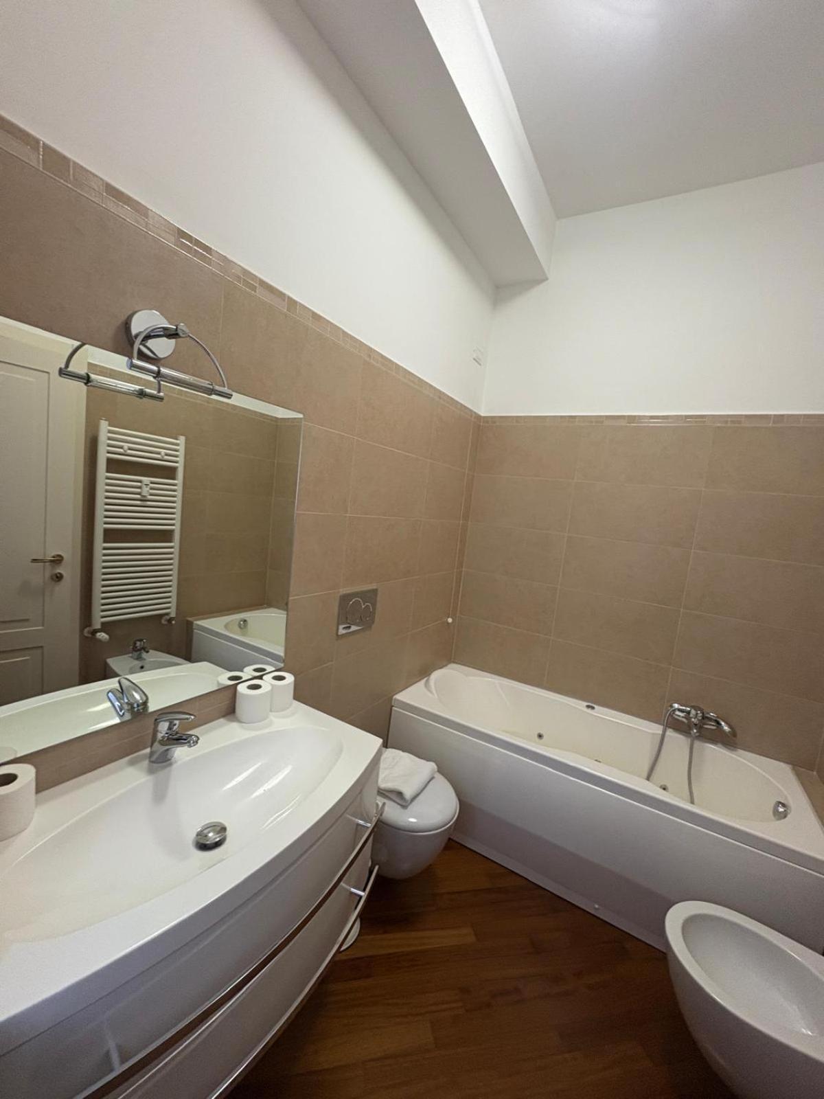 Bocconi - Porta Romana 4 Da Letto Con 2 Bagni Privati Appartement *